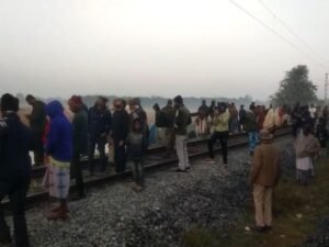 ट्रेनों को किया डायवर्ट 