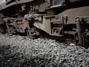 ट्रेन के डिब्बे पटरी से उतरे