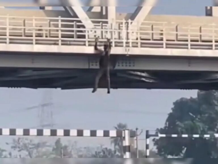 railway bridge stunt video: रेलवे ब्रिज पर लटककर खतरनाक स्टंट