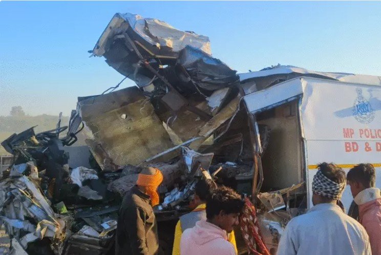 सागरNH-44 पर पुलिस वैन और कंटेनर की भीषण टक्कर का सड़क हादसा