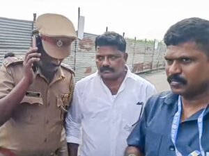 पिस्तौल लेकर पहुंचा शख्स