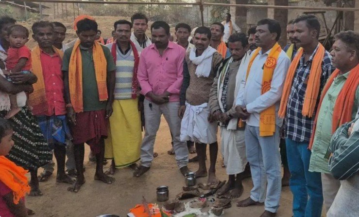 bastar ghar wapsi एक परिवार के 13 लोगों की सनातन धर्म में घर वापसी