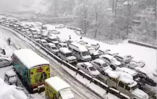 बर्फबाीर