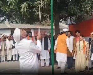 टोकने पर BJP प्रदेश अध्यक्ष ने उतारे जूते