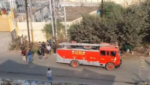 मौके पर पहुंचे कर्मचारी