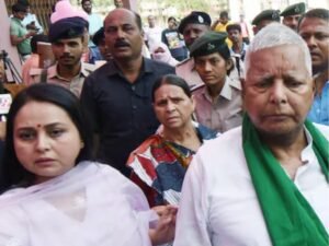 नौकरी दिलाने के बदले जमीन 