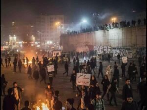 कई जगहों पर लगाई आग