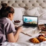 बिस्तर पर खाना खाने के नुकसान: बेड पर बैठकर खाना खाते हैं?