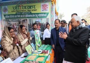 मुख्यमंत्री ने जीविका दीदियों के स्टॉल का निरीक्षण किया