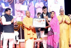 10 लाभार्थियों को CM ने अपने हाथों से पत्र दिए