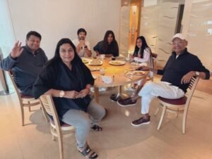 अनिल अग्रवाल अपनी पत्नी किरण, बेटे अग्निवेश, बेटी प्रिया और परिवार के अन्य सदस्यों के साथ डिनर टेबल पर नजर आ रहे हैं।