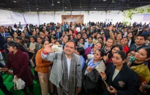 CM ने छात्राओं के साथ ली सेल्फी