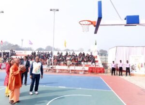 CM योगी ने खिलाड़ियों की तरह 2 बार बॉल को बास्केटबॉल कोर्ट में पटका