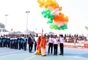 सीएम योगी ने गुब्बारे आसमान में छोड़े।