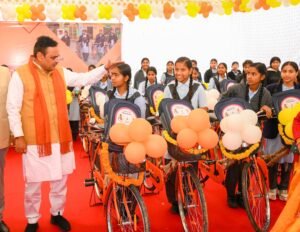 3.34 लाख छात्राओं को साइकिल वितरण