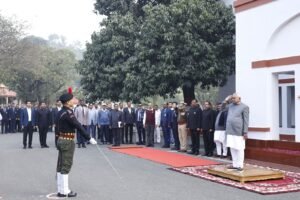 मुख्यमंत्री नीतीश कुमार ने अपने आवास पर तिरंगा फहराया