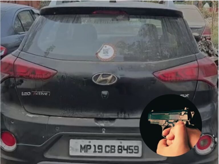 इंदौर में लॉक कार के अंदर मिला पुजारी का शव, जांच करती पुलिस