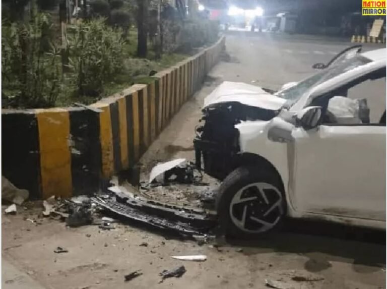 Indore Car Accident News कार डिवाइडर से टकराई, भीषण हादसा