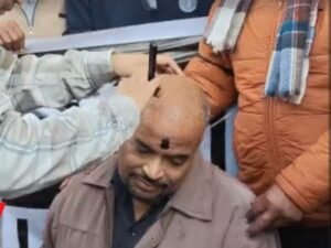 पीलीभीत में सवर्ण समाज के युवकों ने मुंडन कराया