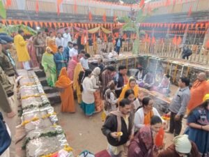 भोजशाला में बड़ी संख्या में लोग दर्शन करने के लिए पहुंच रहे