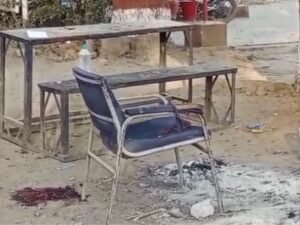 कांस्टेबल कुर्सी पर बैठकर अलाव ताप रहा था