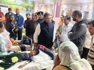 कलेक्टर शिवम वर्मा अस्पताल पहुंचे