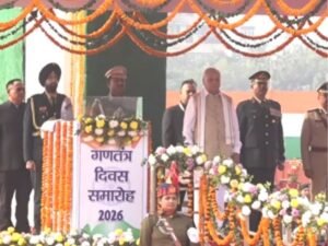 राज्यपाल आरिफ मोहम्मद खान ने झंडा फहराया