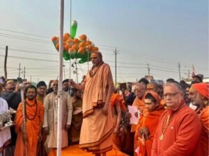 स्वामी अविमुक्तेश्वरानंद ने तिरंगा फहराया