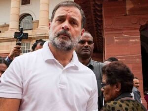 दूषित पानी से जान गंवाने वालों से मिले राहुल गांधी