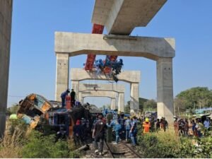 थाईलैंड में पैसेंजर ट्रेन पर गिरी क्रेन