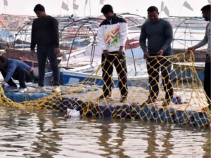 घाटों पर स्नान करने की व्यवस्था की जा रही है