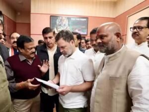 दूषित पानी से जान गंवाने वालों से मिले राहुल गांधी