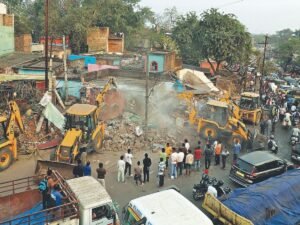 प्रशासन ने अवैध बताते हुए 100 घरों पर बुलडोजर चलाया