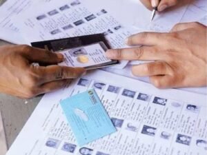 चुनाव आयोग के नियम ने बढ़ाई मतदाताओं की दिक्कतें