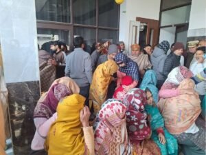 घर के बाहर बिलखते परिजन