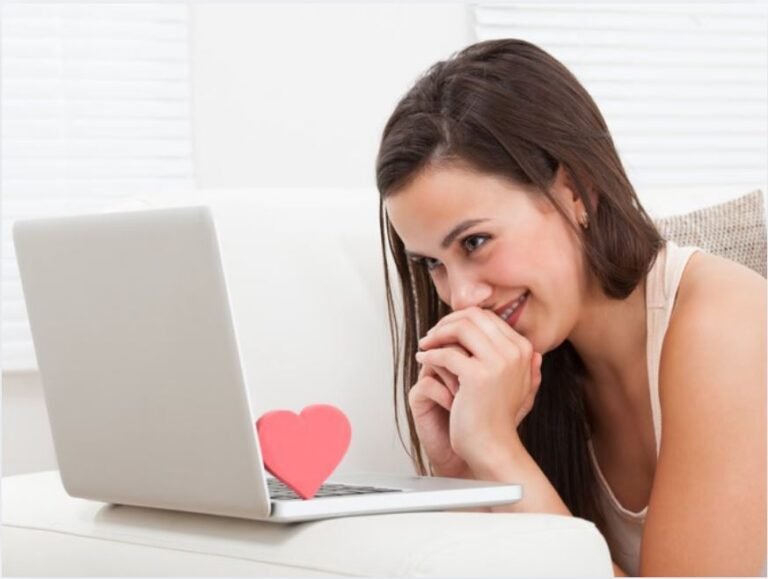 ऑनलाइन डेटिंग के खतरे: ऑनलाइन डेटिंग के चक्कर खराब न हो जाए लाइफ!