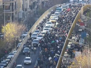 प्रदर्शनकारियों और सुरक्षा बलों के बीच हिंसक झड़प