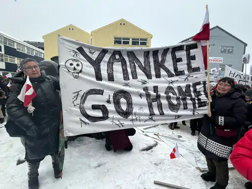 ग्रीनलैंड में ट्रम्प के विरोध में अब तक का सबसे बड़ा प्रदर्शन, लोग बोले देश बिकाऊ नहीं। EU ने अमेरिका के साथ ट्रेड डील रोकने के संकेत दिए।