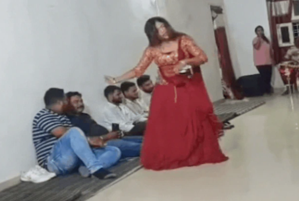 अश्लील डांस