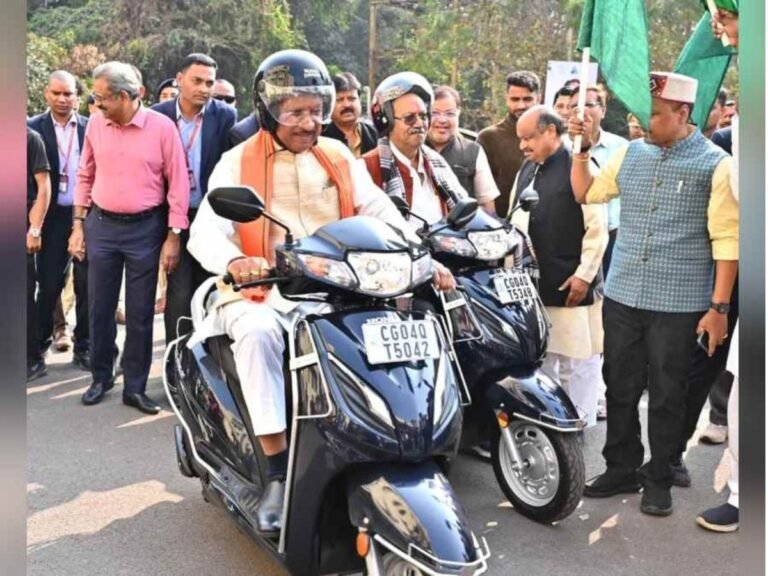 Cg public awareness program cm साय ने हेलमेट पहनकर चलाई स्कूटी