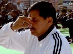 योग करते सीएम मोहन