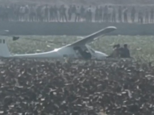 प्रयागराज में माघ मेले के पास सेना का ट्रेनिंग विमान तालाब में गिरा