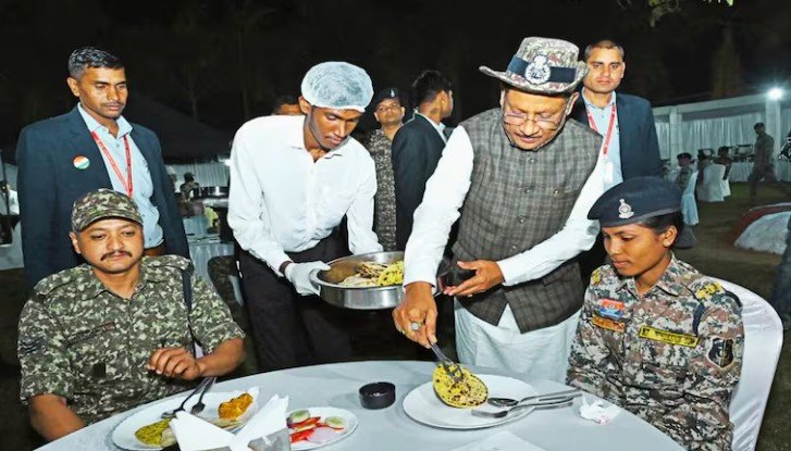 सीएम साय नारायणपुर दौरा: जवानों संग थाली सजाते दिखे सीएम साय