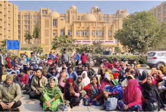 जयारोग्य अस्पताल हड़ताल 700 आउटसोर्स कर्मियों से सफाई-सुरक्षा ठप