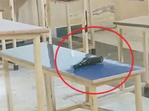 घटना के बाद बैंच पर पड़ा आरोपी का पिस्टल