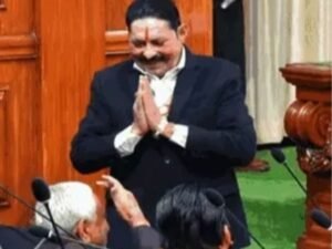 सीएम नीतश के छुए पैर