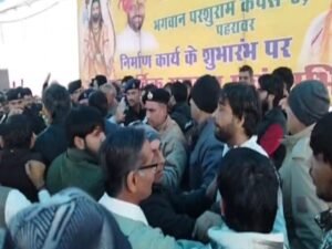 कैबिनेट मंत्री के सामने भिड़े BJP कार्यकर्ता