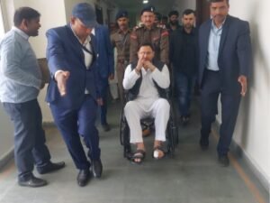 व्हील चेयर से सदन में पहुंचे तेजस्वी