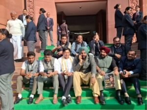 8 सांसद निलंबित