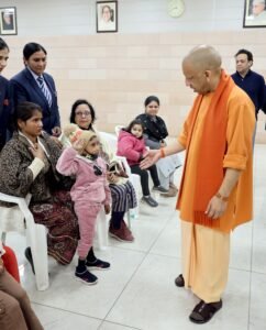 बच्ची ने मुख्यमंत्री योगी आदित्नाथ को किया सलाम